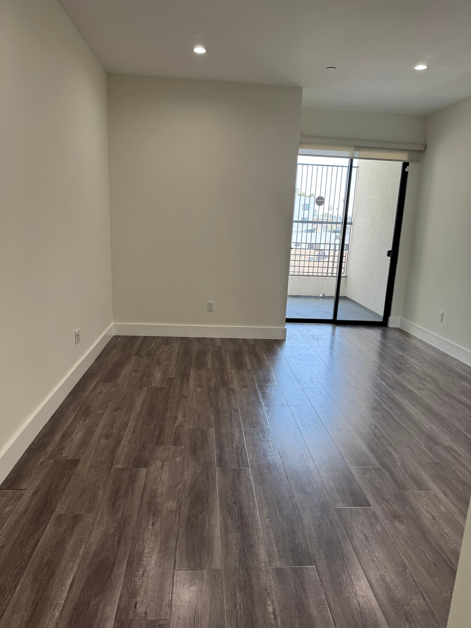 Building Photo - 1046 S Serrano Ave