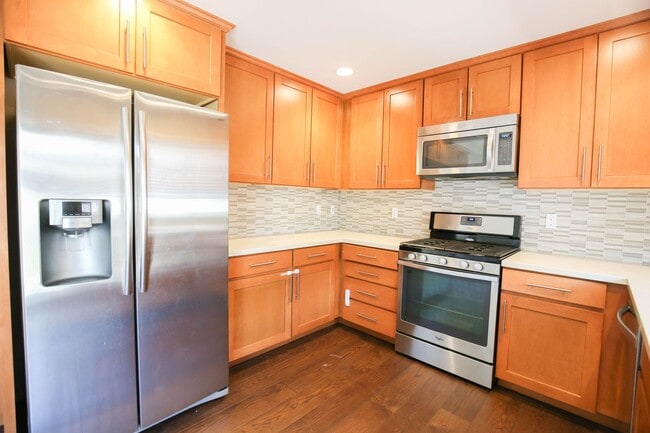 Building Photo - Newer Contemporary Home for Rent - Conveni...