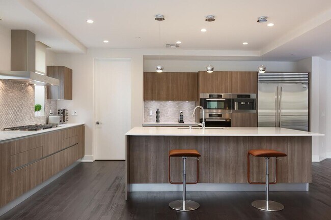 Building Photo - Stunning Ultra-Spacious 3 bed - 3.5 bath Condo in Fabulous Beverly Hills