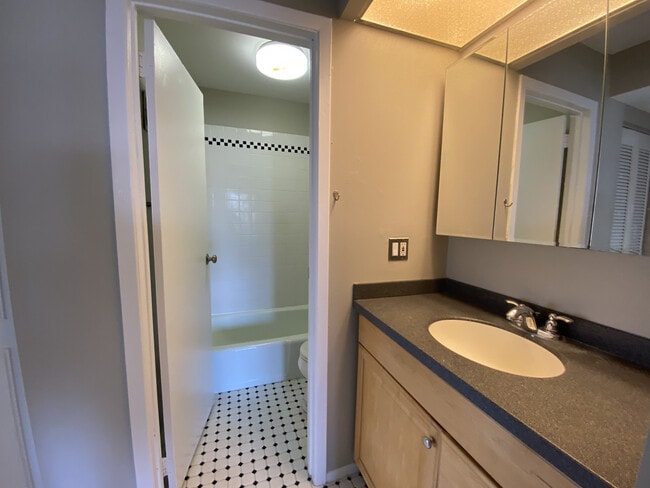 Building Photo - 7 Redwood Ln