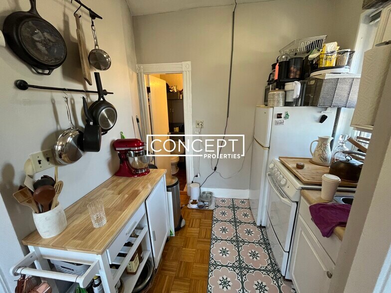 Building Photo - 40 Anderson St