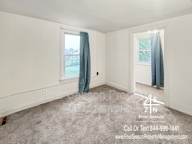 Building Photo - 338 S Locust St