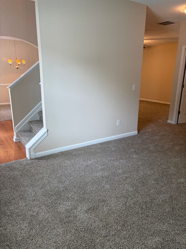 Building Photo - Large Home in Established Neighborhood