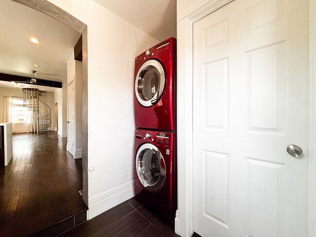 Building Photo - Beautiful, Bright, & Open Bungalow