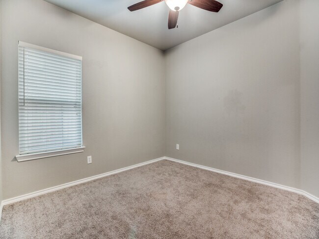 Building Photo - 3220 Hornbeam St