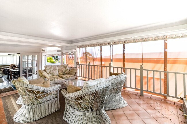 Building Photo - Charming 2BR/1BA Home with Stunning Ocean ...
