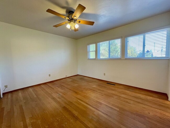 Building Photo - 3 Bed-2 Bath Split Level Home in La Mesa