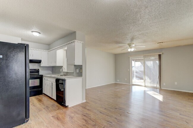 Building Photo - 4 bed house in Yukon!