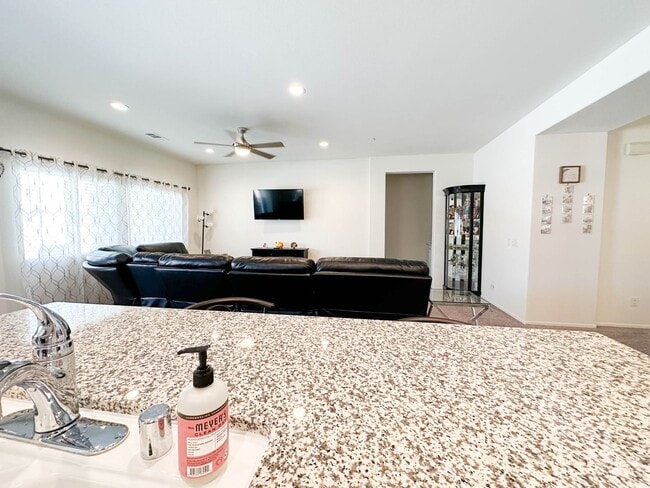 Building Photo - COMING SOON! * RARE OPPORTUNITY * SENIOR (55+) ROOM FOR RENT IN PRISTINE GATED COMMUNITY IN MENIFEE!