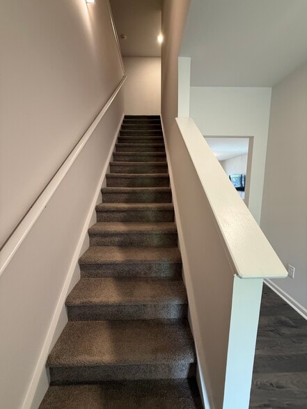 Building Photo - 374 Highline Trl