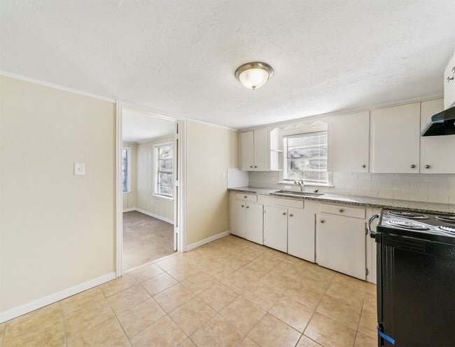 Building Photo - 203 W Hart Ave