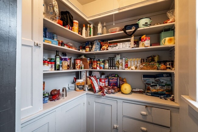 Building Photo - Kenwood flat across from UWM