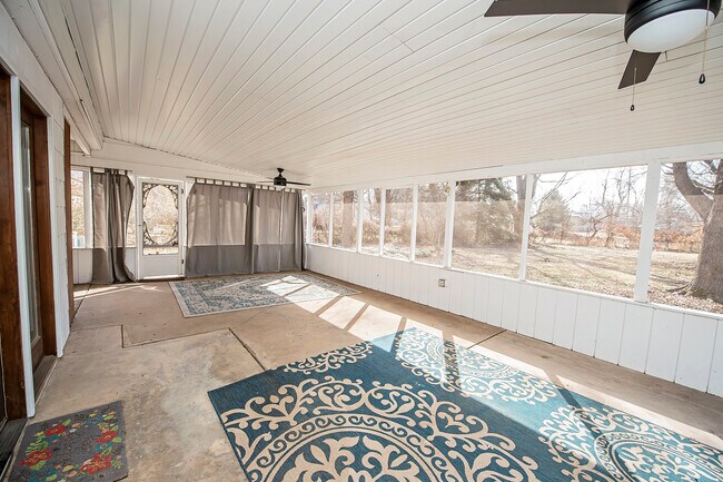 Building Photo - 1448 E Walnut St