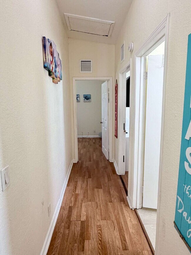 Building Photo - "Charming 4-Bed Oasis with 2 Baths in Prime West Palm Beach Location – 1560 Sq Ft of Comfort!"