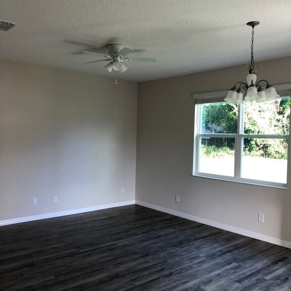 Building Photo - 5815 Oleander Dr