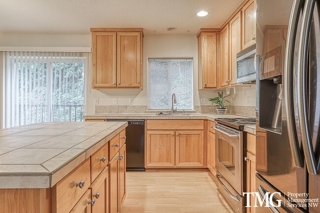 Building Photo - Centrally Located, Pet Friendly, 3 Bed 2.5...