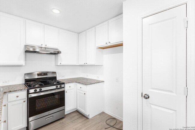 Building Photo - Charming Home Awaits: Spacious & Modern Living in a Prime Location