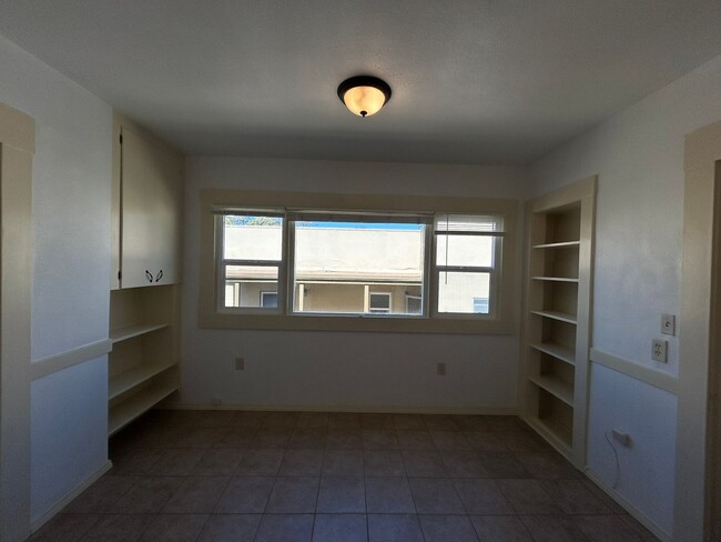 Building Photo - Upper Spacious Bankers Hill Unit!