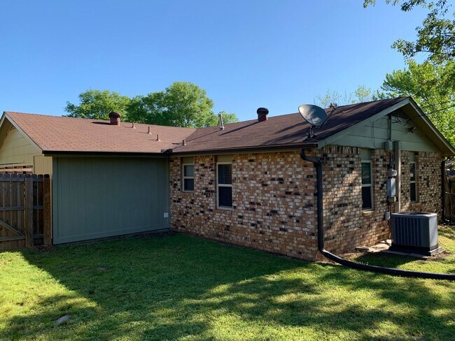 Building Photo - 102 Heather Dr