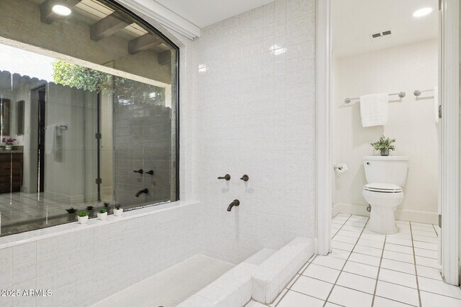 Building Photo - 5732 N 25th St