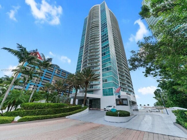 Building Photo - 2101 Brickell Ave