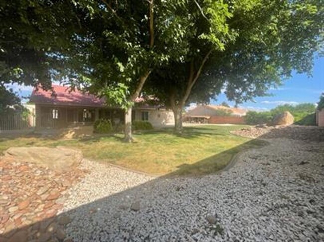 Building Photo - Bloomington Beauty!  6 month lease