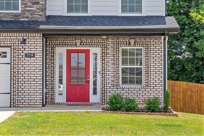 Building Photo - Pet Friendly Five Bedroom!