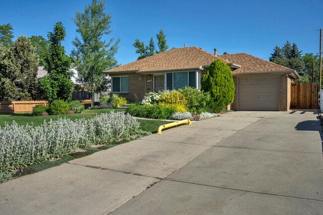 Building Photo - Amazing 4BR, 2BTH in Park Hill!!