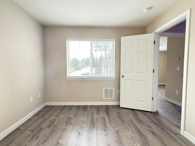 Building Photo - Move-In Ready! Renovated Modern 2BD/1BTH E...