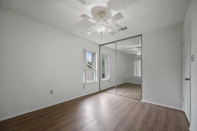 Building Photo - 2387 Crescent Park Dr