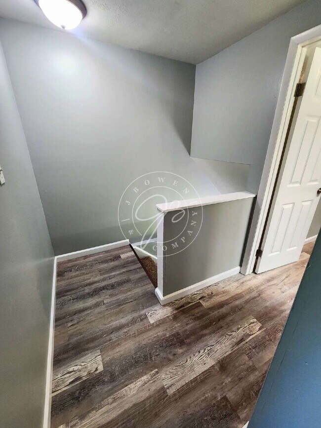 Building Photo - Fully updated like new inside! Central Air! Convenient location!