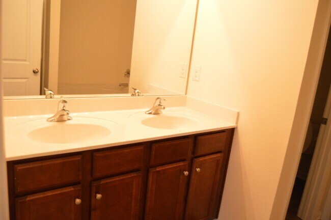 Building Photo - 117 Quail Springs Rd