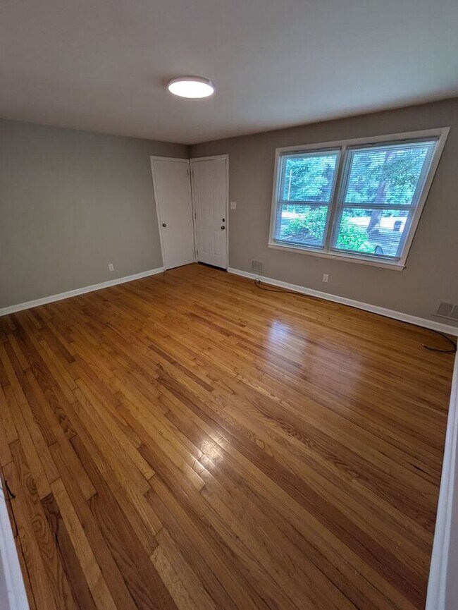 Building Photo - 2BD/1BA Duplex in Hickory