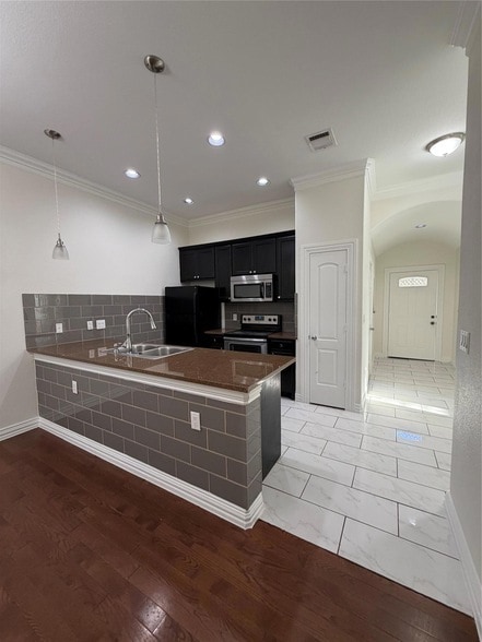 Building Photo - 398 Mesa Dr