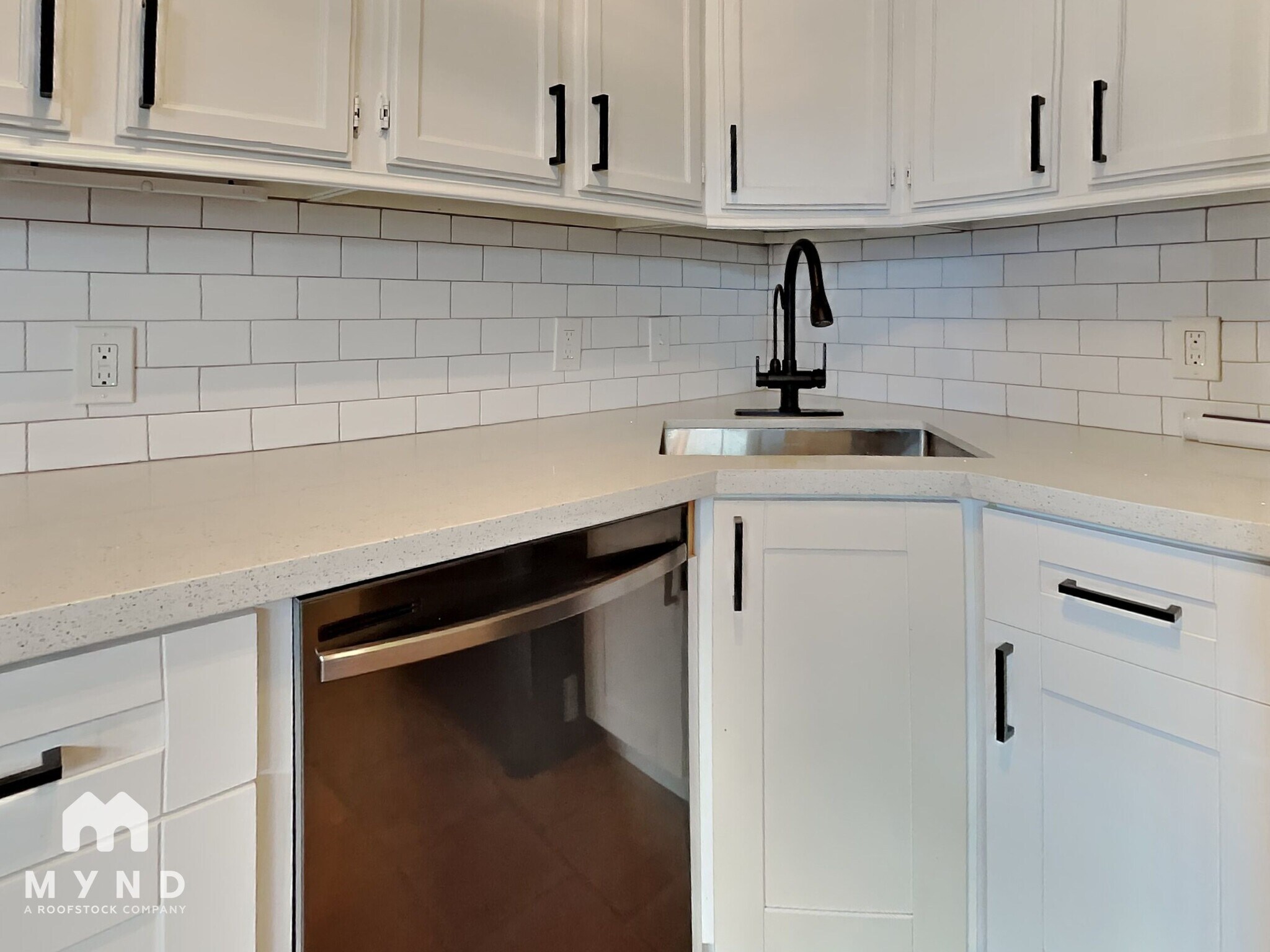 Building Photo - 2052 Lakeside Dr