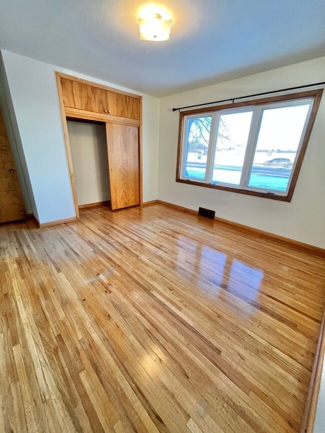 Building Photo - Large 3 Bed/2 Bath East Side Rental Home!