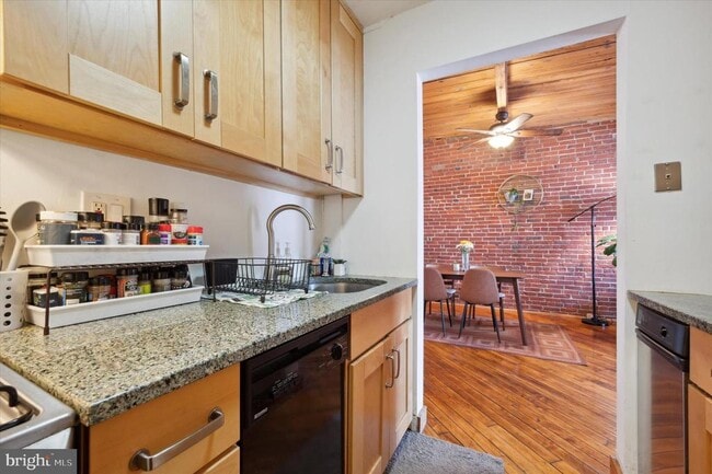 Building Photo - 122 Chestnut St