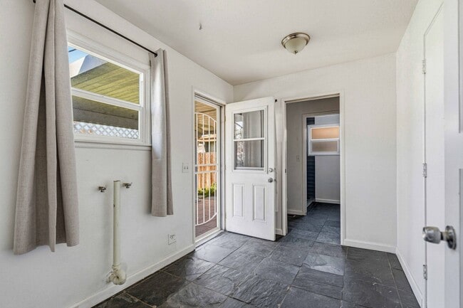 Building Photo - 1415 W Roseburg Ave