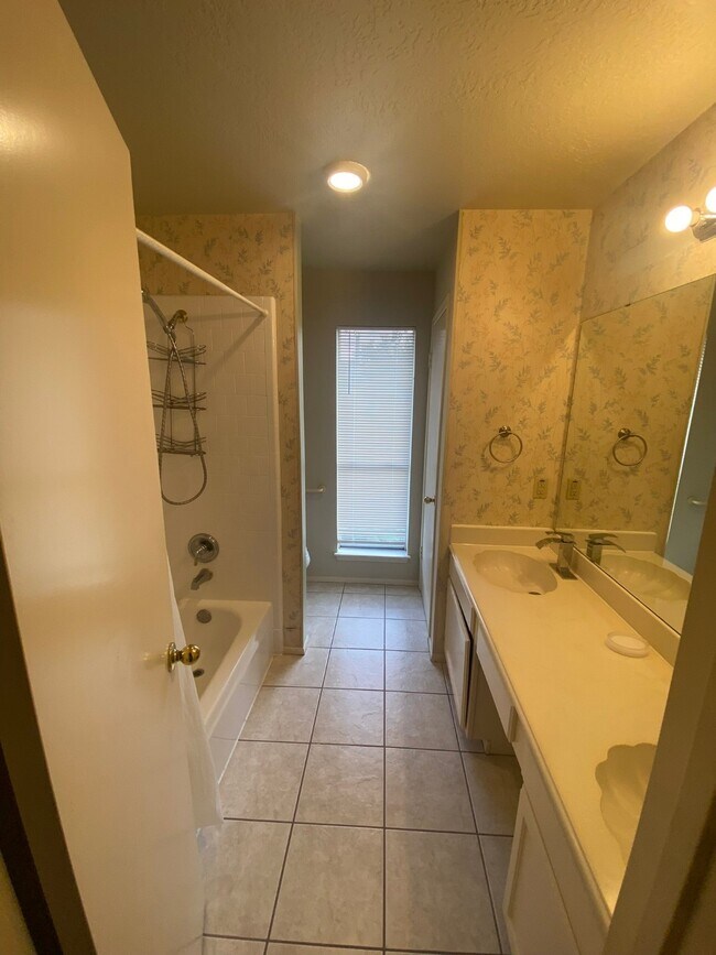 Building Photo - 8915 Weyburn Grove Dr