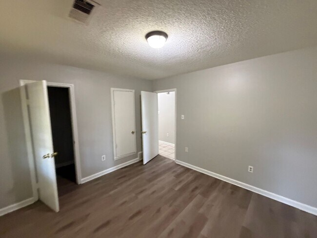 Building Photo - 5596 Karen Dr
