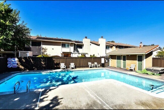Building Photo - Very Clean 2 bedroom 1.5 bath Townhome; Ga...