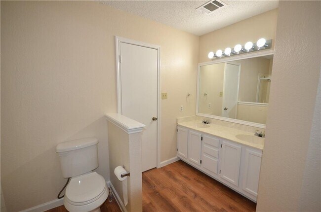 Building Photo - 13903 Lothian Dr