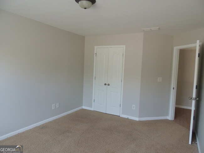 Building Photo - 450 MacLand Dr