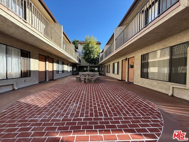 Building Photo - 1043 Thompson Ave