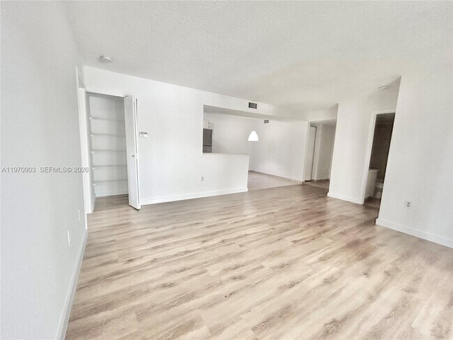 Building Photo - 400 Palm Cir W