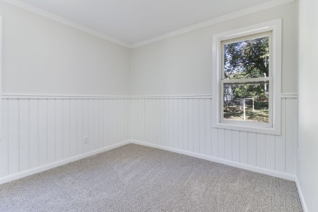 Building Photo - Renovated 2 Bedroom Home!