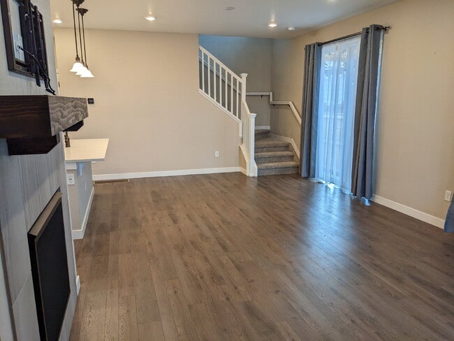 Building Photo - Luxury Open Concept Townhome in Quiet Littleton Neighborhood Complete with Mountain Views!