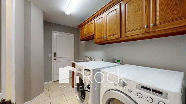 Building Photo - Need space? Take a look at this 4 Bedroom/4.5 Bathroom Home in SW Edmond! *HALF OFF 1st Month's R...