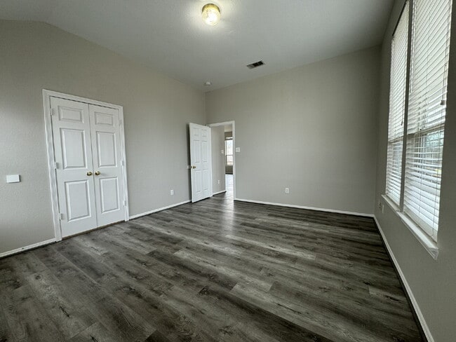 Building Photo - Enjoy living in this single story 3 bedroom+office that has a closet so it could be a 4th bedroom...