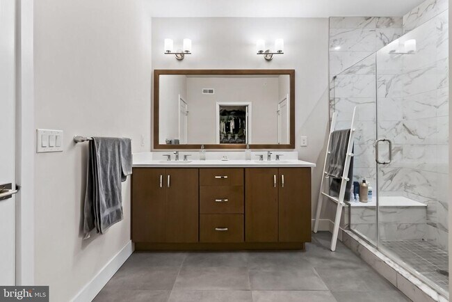 Building Photo - 908 Laurens Aly